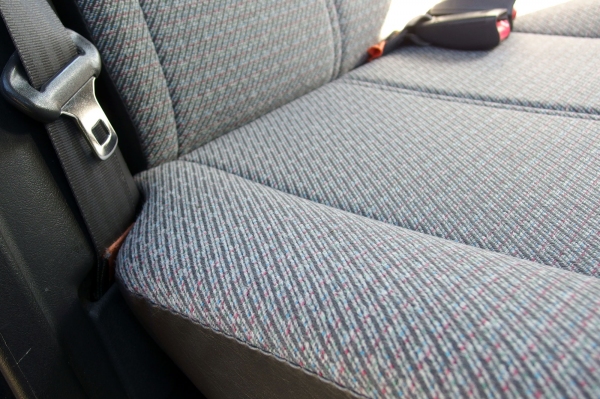 Mit 3 simplen Hausmitteln Flecken aus Autositzen entfernen