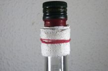 Ölflasche schmiert nicht durch Papierkragen