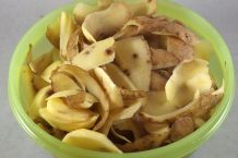 Fenster von Kachelöfen mit Kartoffelschalen reinigen