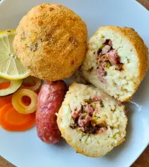 Reisbällchen: gefüllt und frittiert - sizilianische Arancini