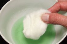 Enge Vasen mit Watte und Fensterspray reinigen