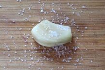Knoblaucharoma mit Salz intensivieren