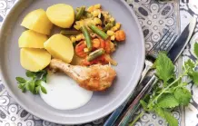 Hähnchenschenkel im Gemüsebett