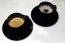 Kaffeerunde: Thermoskannen mit verschiedenen Kaffeesorten