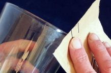 Kleine Macke am Glasrand mit Sandpapier abschleifen