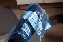 Gegen kalte Füße im Schuh: Gefrierbeutel über die Socken