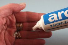 Zwiebel- oder Knoblauchgeruch von den Händen entfernen - mit Zahnpasta