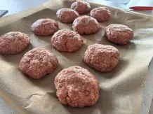 Frikadellen im Backofen auf Backpapier garen