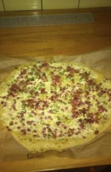 Flammkuchen mit Hefeteig und Frühlingszwiebeln