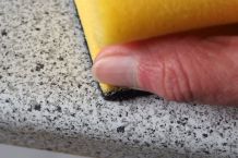 Eingetrockneten Sekundenkleber von Arbeitsplatte entfernen