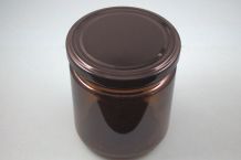 Dunkelbraune Gläser von Brühe weiterverwenden