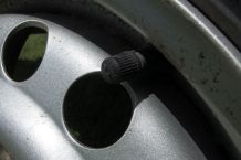 Ventilkappen am Auto lösen