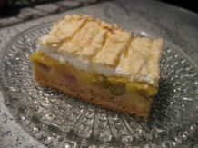 Rhabarber-Blechkuchen mit Guss und Baiser