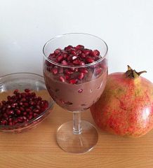 Nougatmousse mit Granatapfelkernen