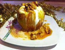 Apfel gefüllt mit Eis und karamellisierten Walnüssen