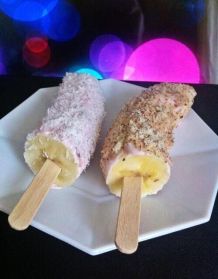 Leckere Bananen am Stiel als Snack