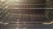 Sauberer Backofen beim Backen von Pflaumenkuchen