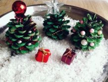 Deko Weihnachtsbäume aus Tannenzapfen