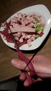 Schere statt Messer zum Schneiden von Lebensmitteln