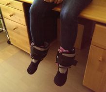 Knie entlasten: Beinbaumeln mit Gewichten