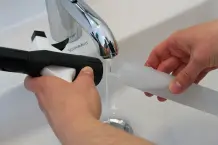 Die Sprühflasche mit Wasser und gegebenenfalls mit einem geeigneten Fensterreiniger befüllen, aber bitte kein Spiritus oder Schaumreiniger verwenden.