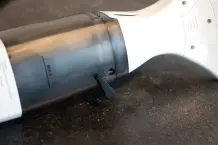 Der Schmutzwassertank fasst 180 ml. Sobald dieser voll ist, einfach den Stöpsel auf der Unterseite des Saugergehäuses über einer Spüle öffnen und das Schmutzwasser ausleeren und ausspülen.