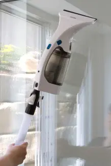 Für die ganz großen Fenster gibt es das super praktische Verlängerunsstück aka die Sprühflasche, die man einfach in die vorgesehene Halterung am Saugergehäuse stecken kann.
