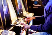 Spielsucht bekämpfen: Glücksspiel am Spielautomaten