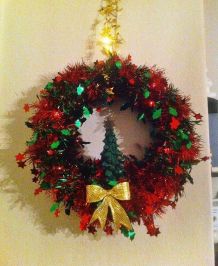 Weihnachtlichen Wandkranz aus altem Strohkranz herstellen