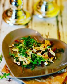 Nudelsalat mit Rucola und Pinienkernen