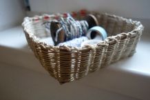 Upcycling: Korb aus Pappe und Paketschnur flechten