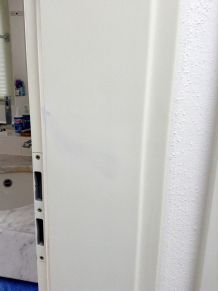 Dunkle Haarfarbe von Badezimmertür entfernen