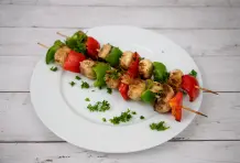 Champignon-Paprika-Spieße mit Bergkäse