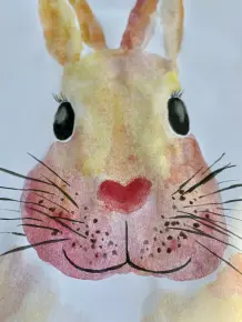 Anschlie&szlig;end geht es an die Details: die Augen und die Schnurrhaare mit einem feinen Pinsel aufmalen. Zuletzt noch zwischen die Schnurrhaare ein paar P&uuml;nktchen auftupfen.