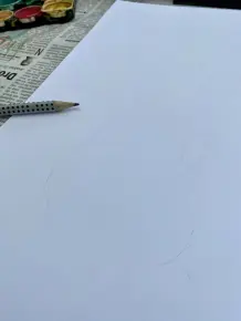 DIY mit Dingen, die jeder zu Hause hat: Wasserfarben. F&uuml;r den Osterhasen habe ich zuerst die Umrisse des Hasen mit Bleistift skizziert.