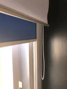 Als nächstes erfolgte das genaue Positionieren der Schienen an der Wand - dazu setzte ich sie zunächst wie Lineale an, um mit dem Bleistift eine Markierungslinie ziehen zu können.