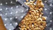 Kürbiskerne säubern und schälen