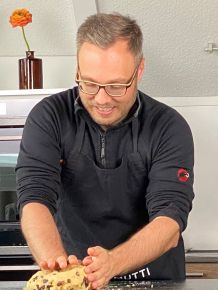 Vergiss den Konsum. &Uuml;berrasche deine Liebsten am Valentinstag doch einfach mal mit selbst gebackenen Leckereien.