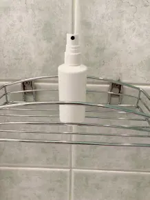 In dieser kleinen Sprühflasche befindet sich ein Gemisch aus Wasser und Zitronensäure. Damit kann ich hin und wieder die verwinkelten Laufschienen des Duschaufsatzes gut einsprühen und somit auch versteckte Ablagerungen entfernen.