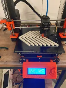Die Verbindungwinkel während des 3D-Duckprozesses. Ich habe die Druckfläche ausgenutzt und gleich acht statt nur vier Winkel drucken lassen, um notfalls Ersatz zuhaben, denn die Stabilität und Bruchfestigkeit der Winkel konnte ich schwer vorab beurteilen.