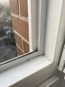 Das wei&szlig;e Metallband, das in den Fensterrahmen geklebt werden muss, damit das Magnetband des Fliegengitterrahmens daran haften kann, ist kaum zu sehen und schr&auml;nkt das Schlie&szlig;en des Fensters &uuml;berhaupt nicht ein.