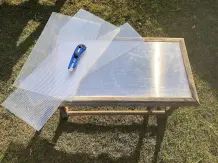 Alle drei Platten wurden problemlos mit dem Teppichmesser zugeschnitten. Anschließend wurden sie mit transparentem Allwetter-Silikon in den Tischrahmen eingeklebt.
