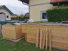 Hochbeet von der Seite im Garten. Wir haben es au&szlig;en verkleidet und oben an den Seiten Noppen gegen Nager und Katzen gemacht