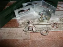 So hartnäckig verrostet befanden sich diese Schrauben original eingeschweißt in meinem gekauften Set Blumenkastenhalter.