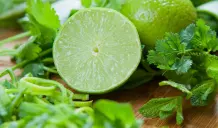 Einen exotischeren Geschmack bekommst du mit Limettensaft. Hierzu passt dann auch sehr gut frischer Koriander. 