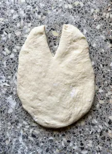 Für die Hasenohren schneidet man etwa 5 Zentimeter von oben ein.