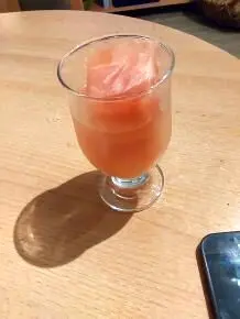 Sommerliches Erfrischungsgetränk mit Fruchtsaft-Eiswürfeln