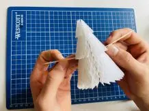 Tannenbäumchen aus Wabenpapier basteln