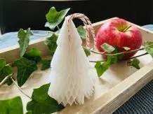 Tannenbäumchen aus Wabenpapier basteln