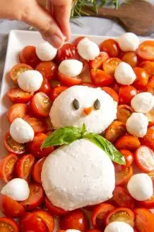 Mozzarella-Schneemann: Winterliche Caprese-Idee